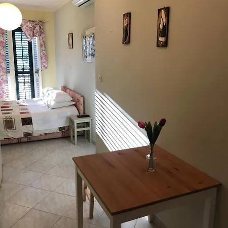 Apartment Studio In The Top Center *